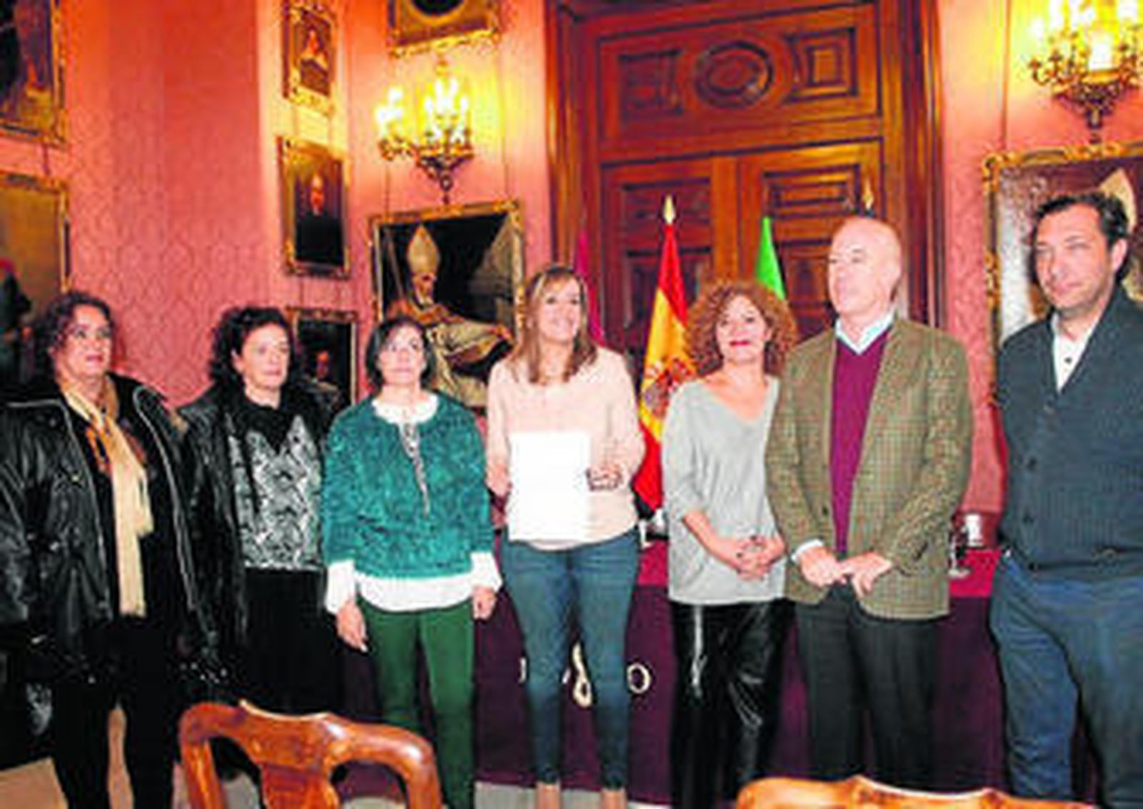 La delegada de Igualdad, Myriam Díaz, ayer junto a los sindicatos.