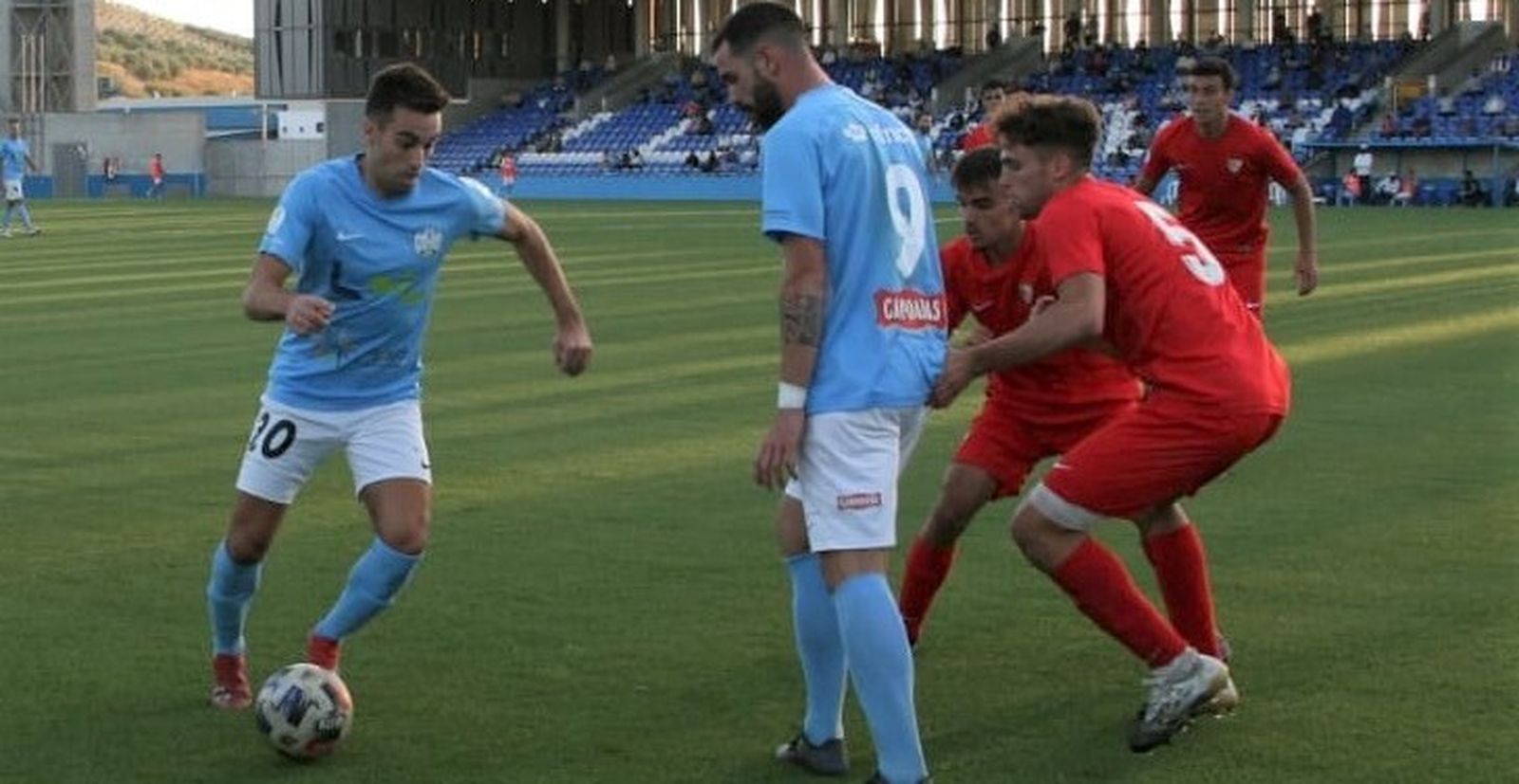 Mario Sánchez conduce el balón en un partido con el Ciudad de Lucena.