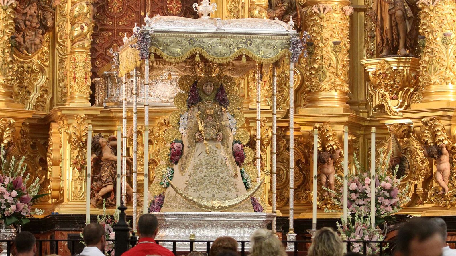La Virgen del Rocío, en su altar.