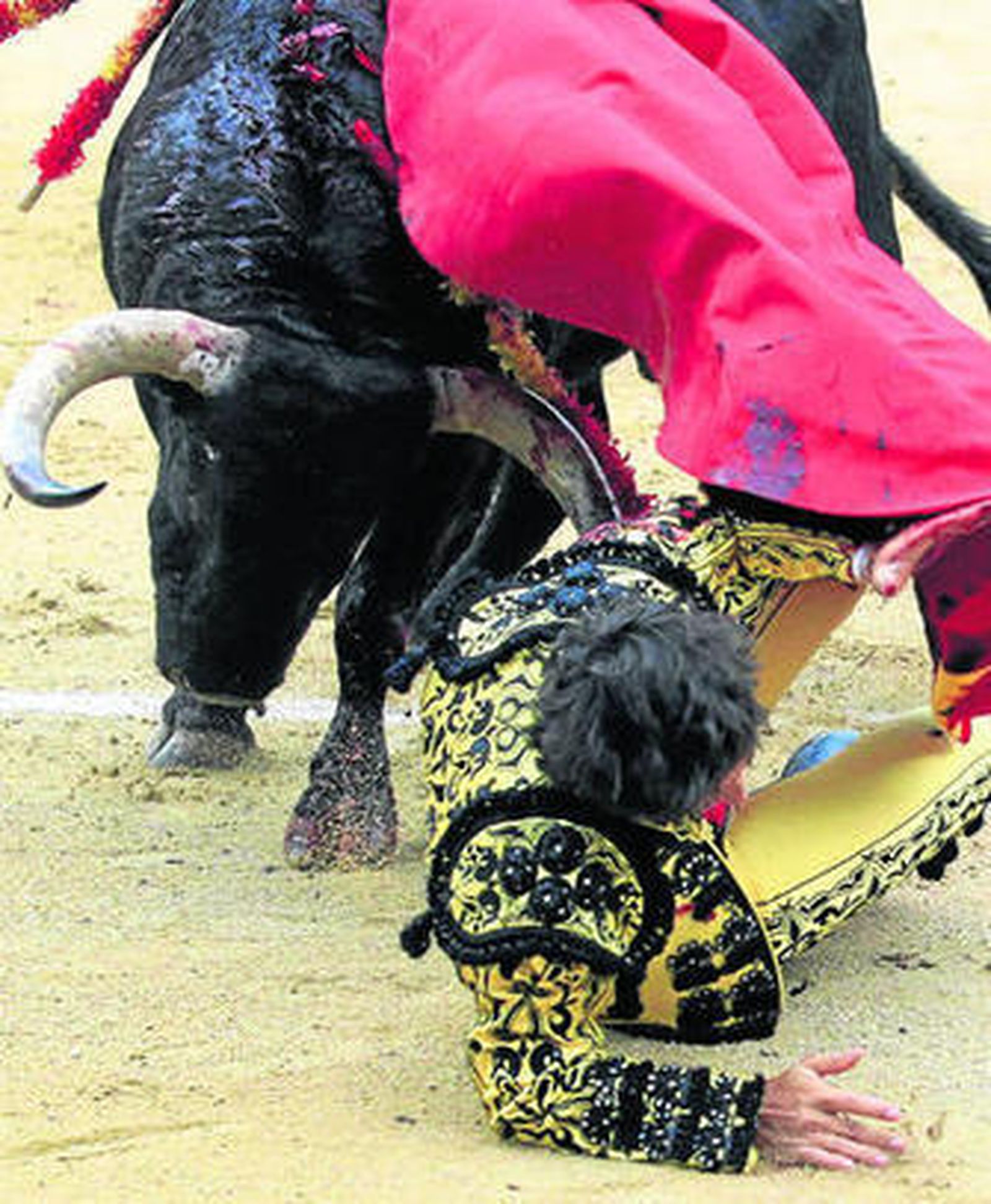 José Ramón García 'El Chechu', en el momento en el que fue cogido por su primer toro.