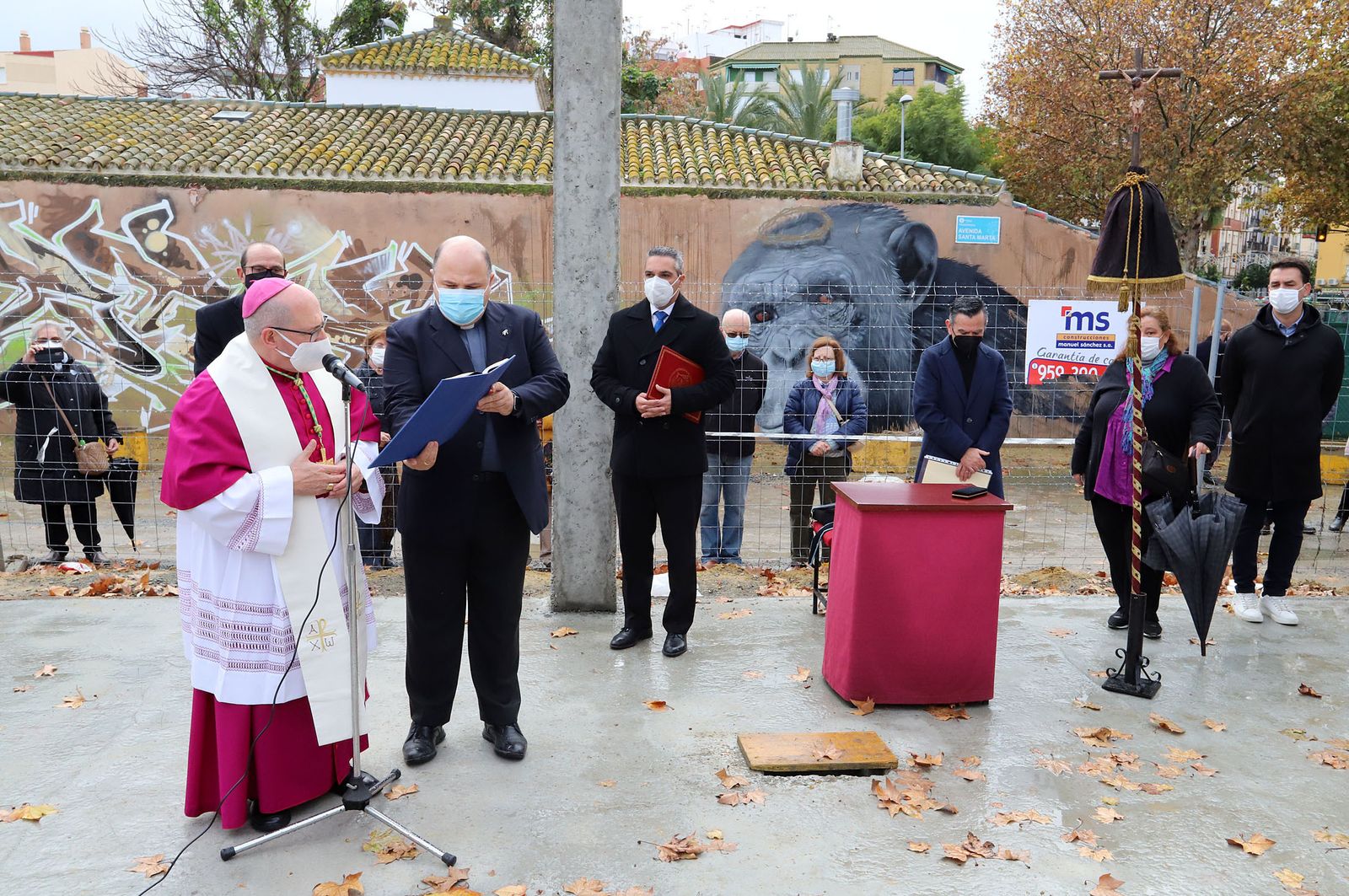 El Obispo de Huelva, Santiago Gómez, coloca la primera piedra de la nueva parroquia de Cristo Sacerdote, en imágenes