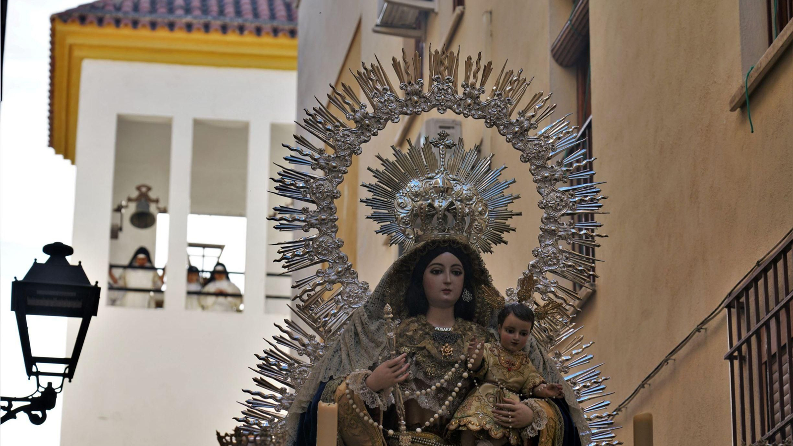 Las monjas dominicas contemplan a su Virgen del Rosario.