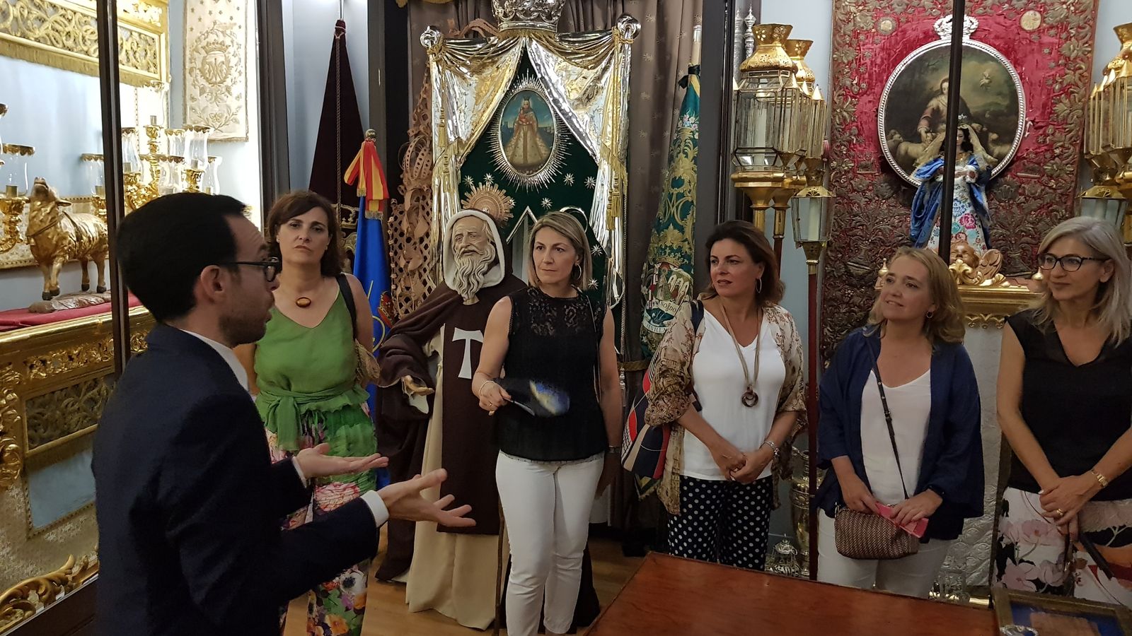 Francis Segura explica el patrimonio de la hermandad