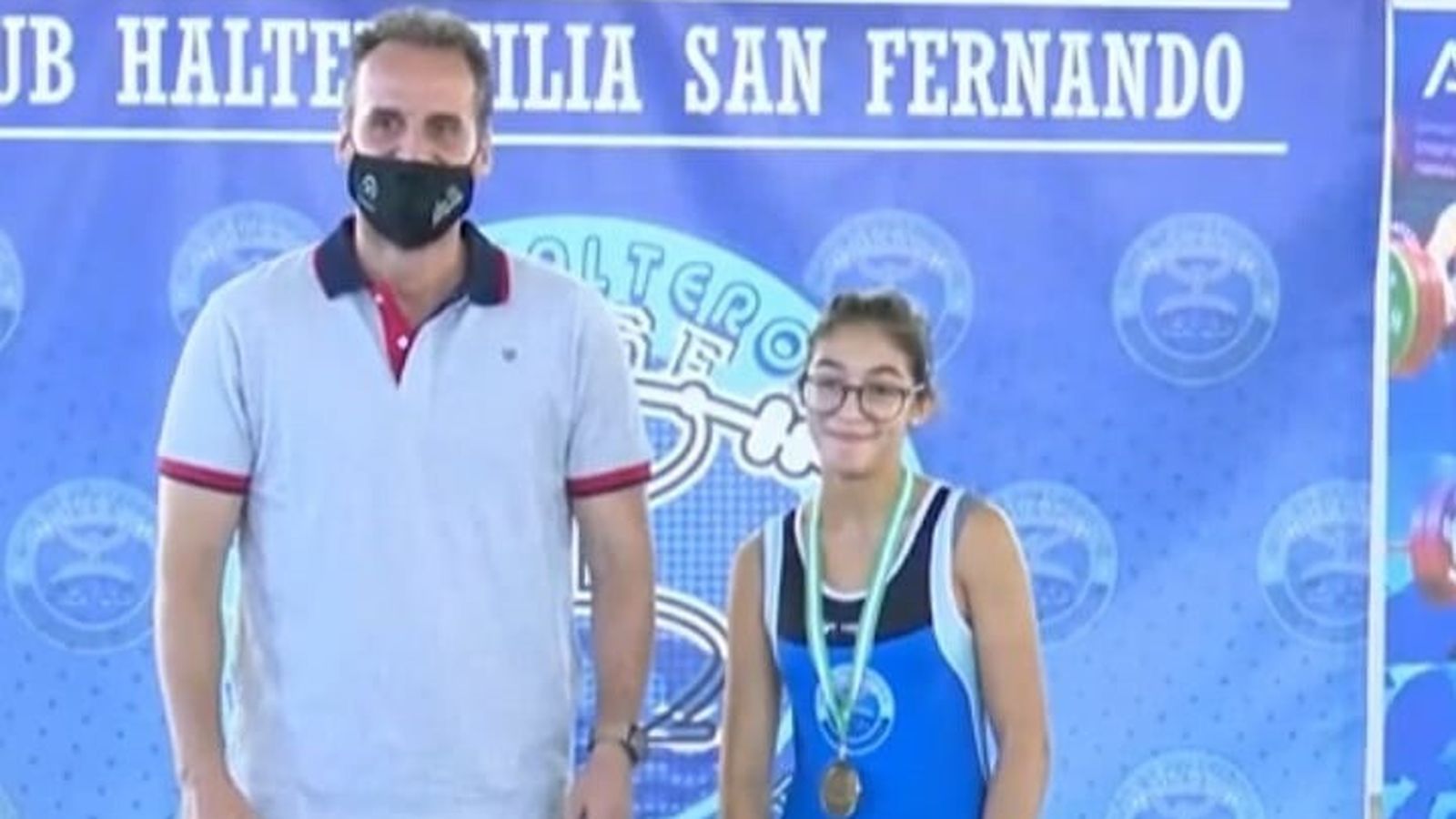 El concejal de Deporte, Francis Posada, junto a Raquel Domínguez, en la entrega de medallas.