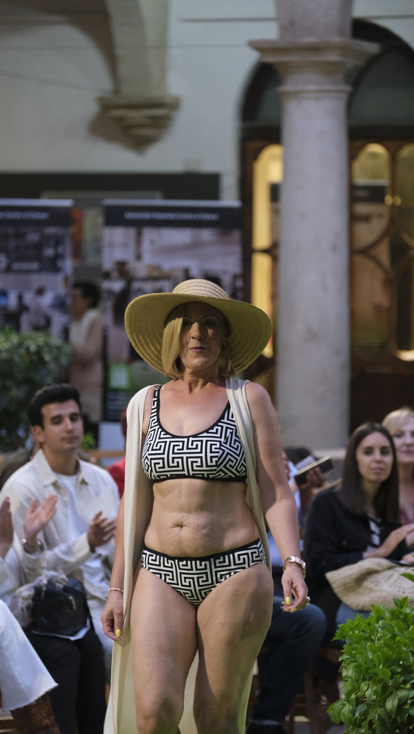 Imágenes del desfile benéfico contra el cáncer, en la Escuela de Artes de Almería