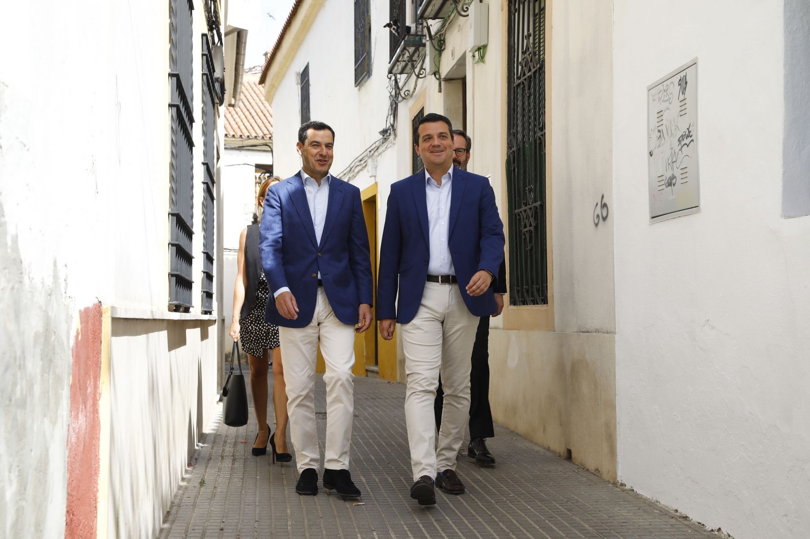 La visita de Juanma Moreno a los Patios de Córdoba, en imágenes