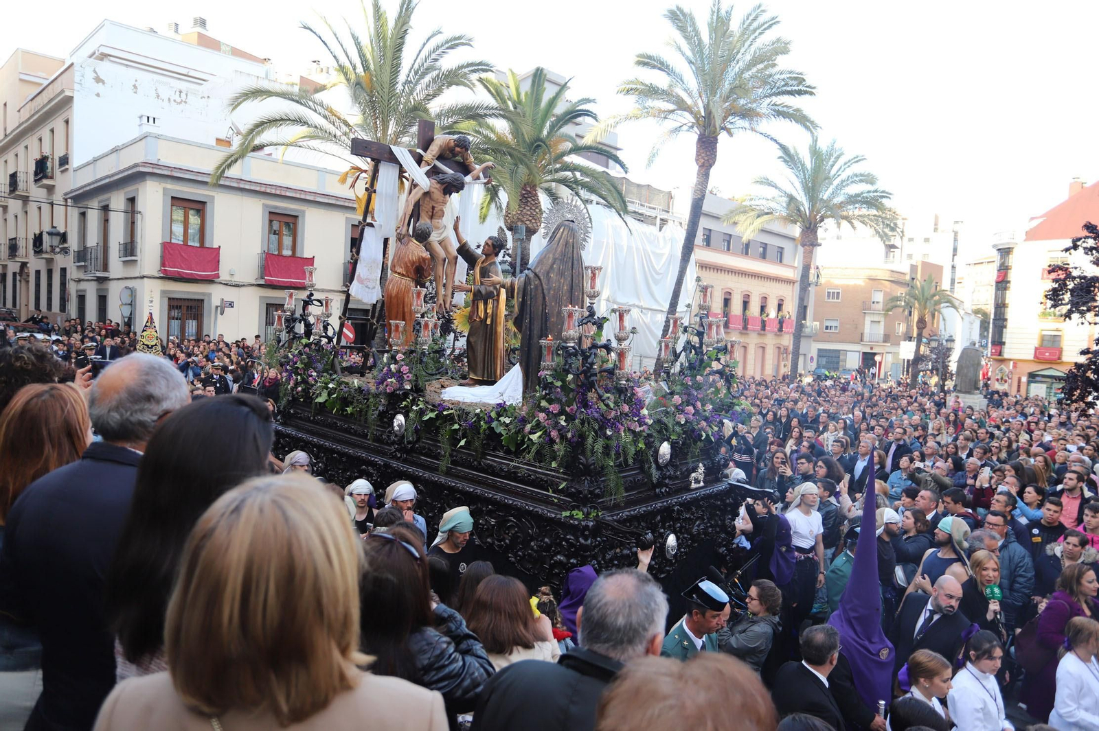 Imágenes de la procesión del Descendimiento por las  calles de Huelva