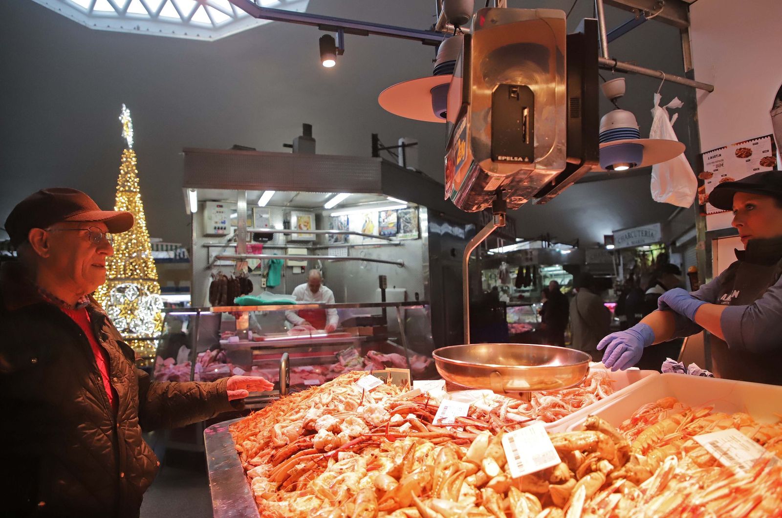 Fotos de las últimas compras para la cena de Nochebuena en Algeciras