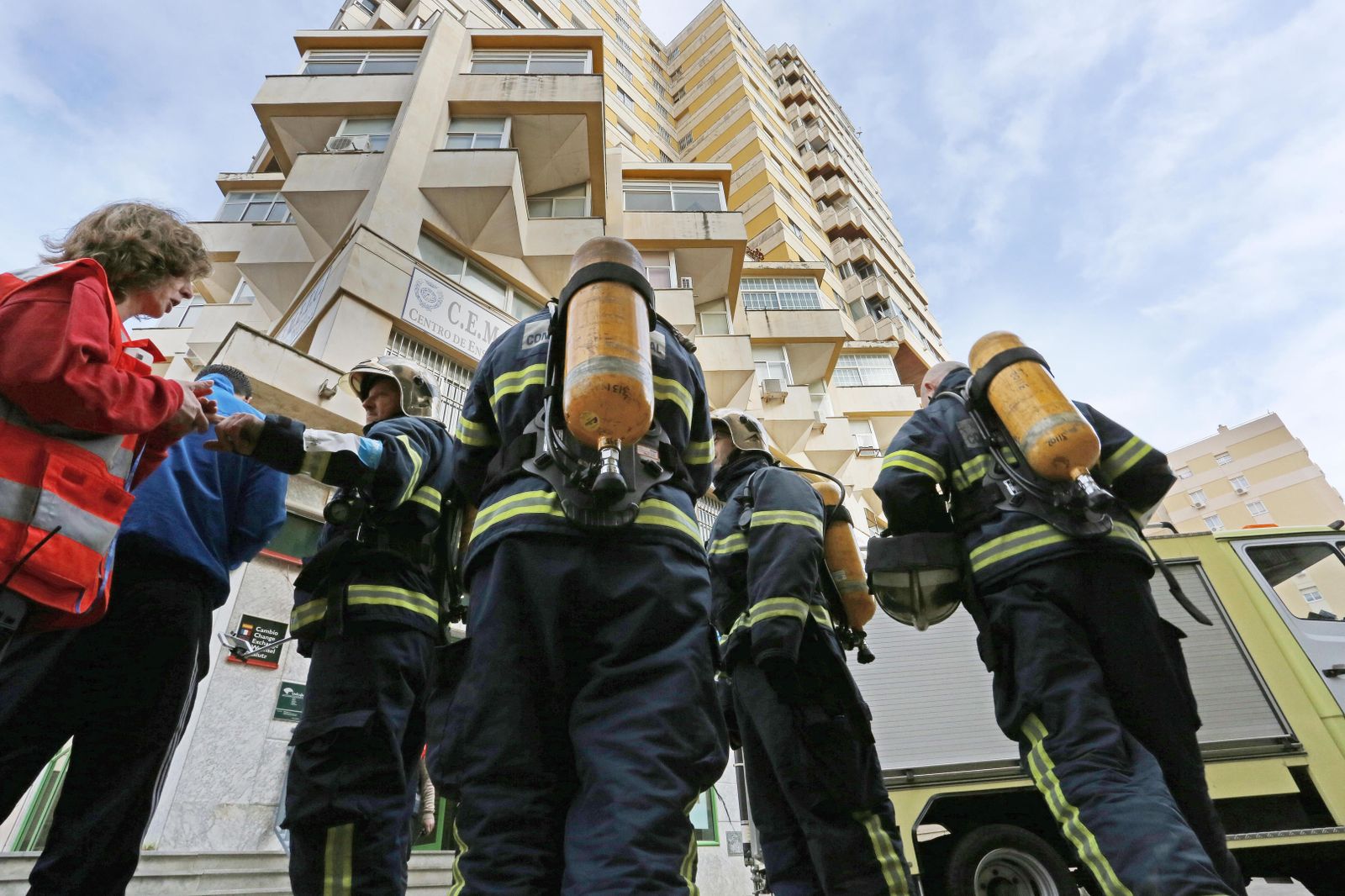 Bomberos de diferentes parques ante el edificio de Jerez 74 realizando unas pruebas de resistencia.
