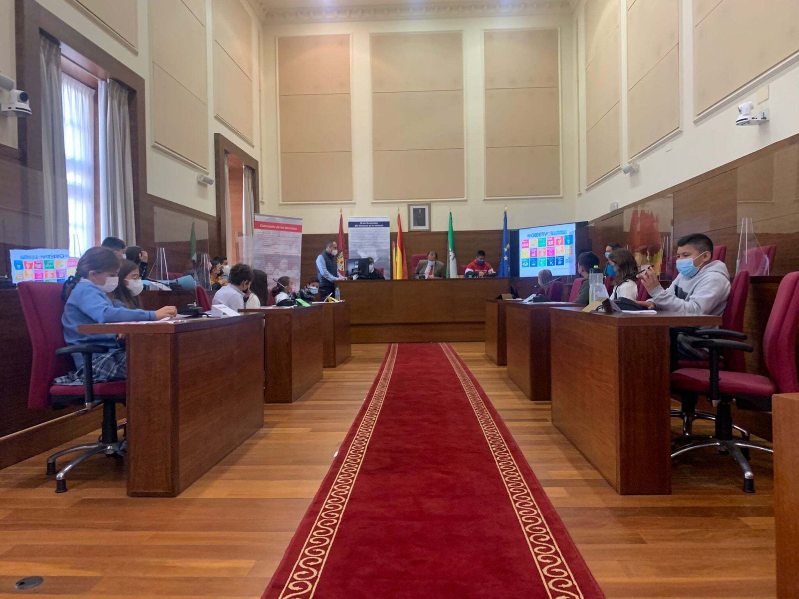 Un momento de la sesión plenaria con escolares celebrada este jueves en el Consistorio.