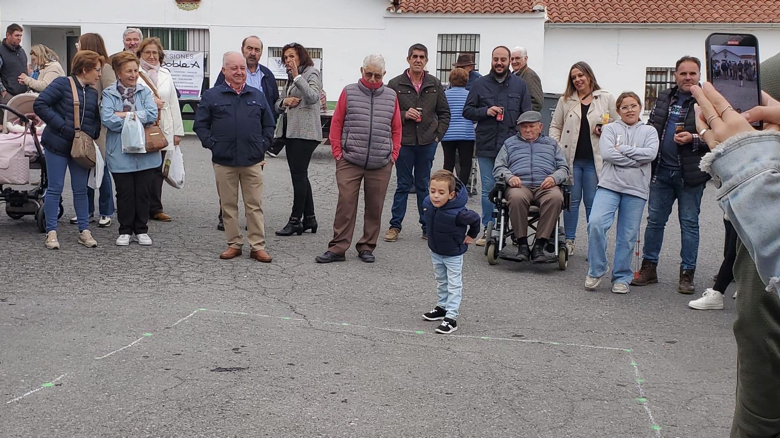 Concurso infantil de lanzamiento de hueso de aceituna. Concurso infantil de lanzamiento de hueso de aceituna.
