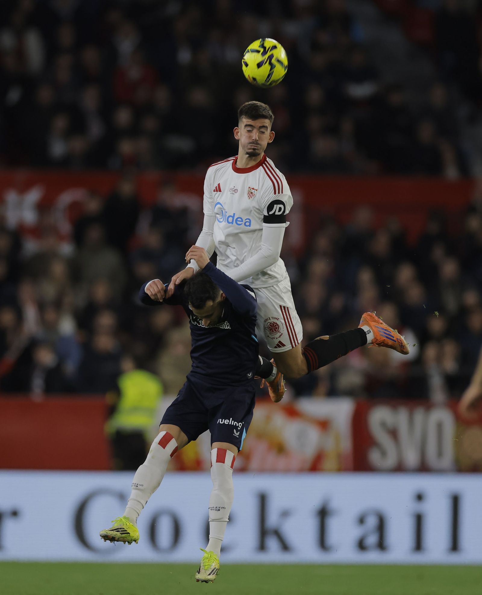 Kike Salas se eleva muy arriba para despejar un balón de cabeza.