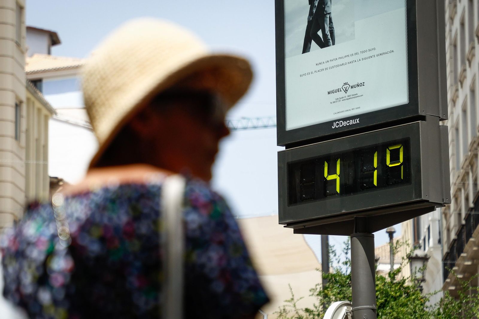 Paraguas, abanicos y agua: las mejores imágenes de la primera ola de calor de agosto en Granada