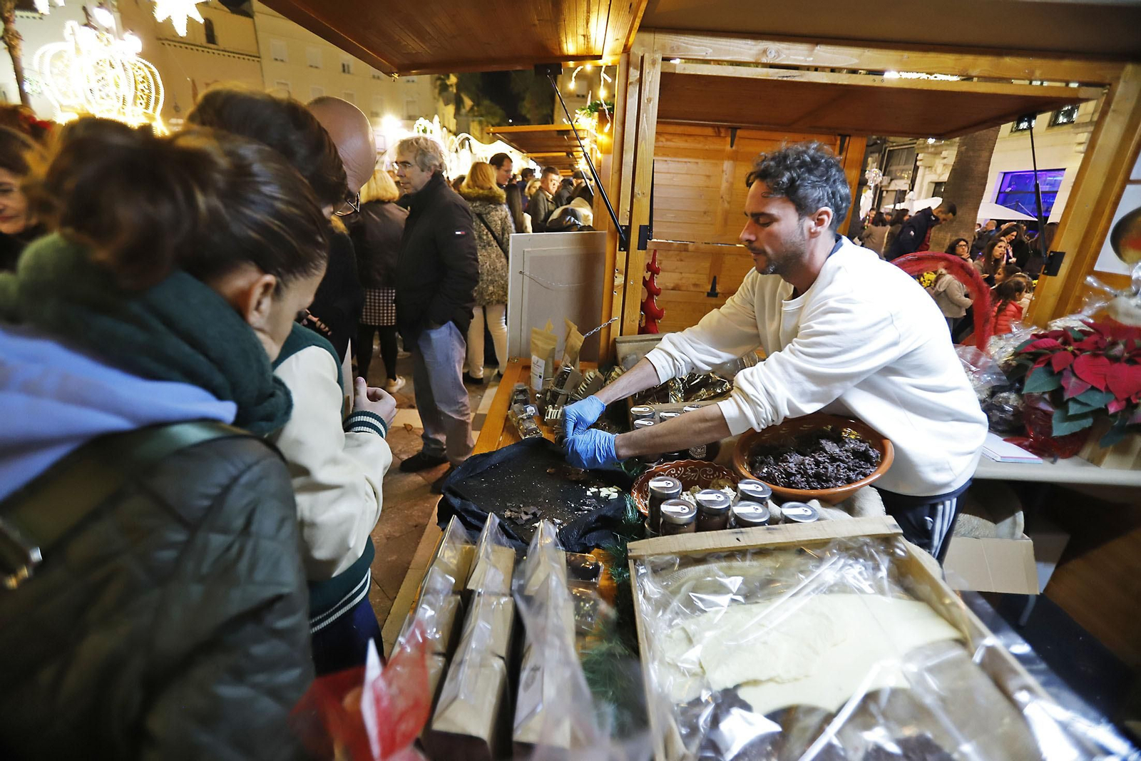 Imágenes del mercado navideño de la Plaza de las Monjas