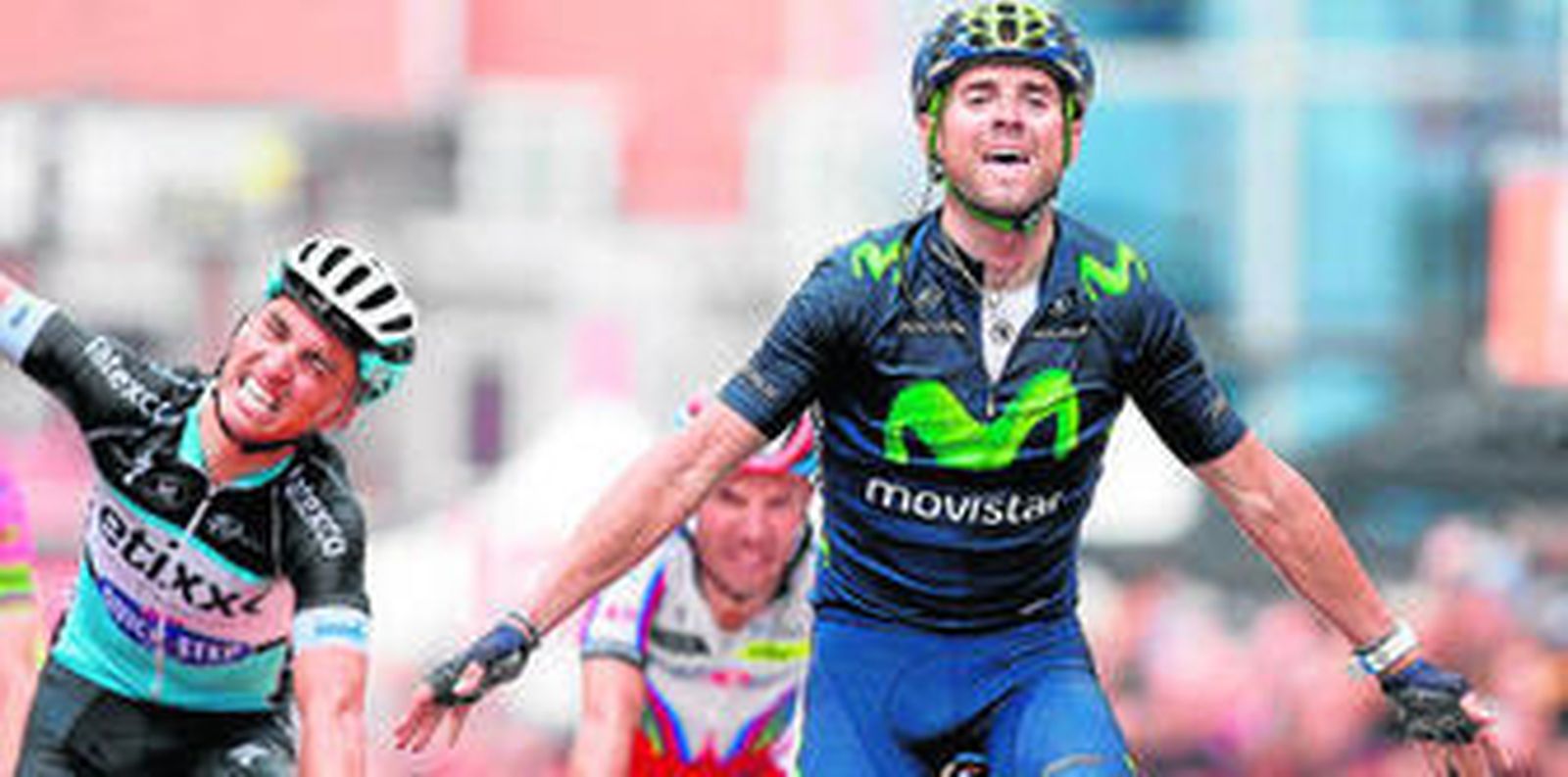 Valverde celebra el triunfo al cruzar la meta por delante del francés Alaphilippe  y de 'Purito' Rodríguez.