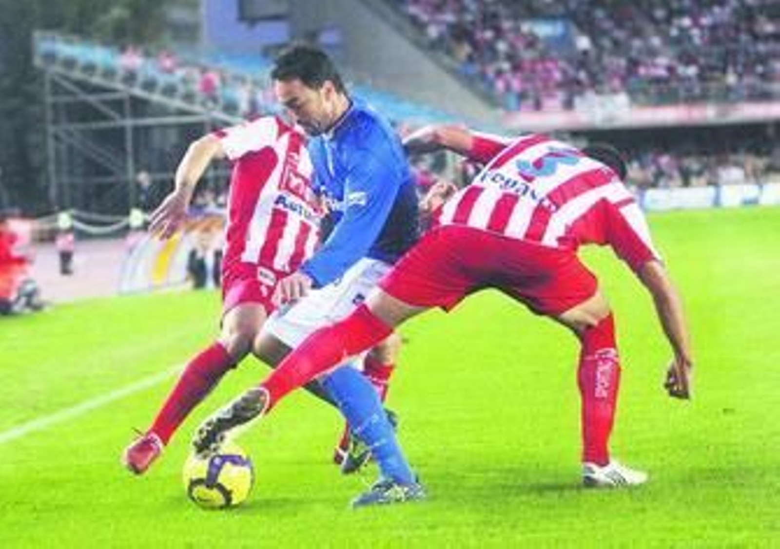 Momo, que salió en el segundo tiempo, intenta deshacerse de dos contrarios.