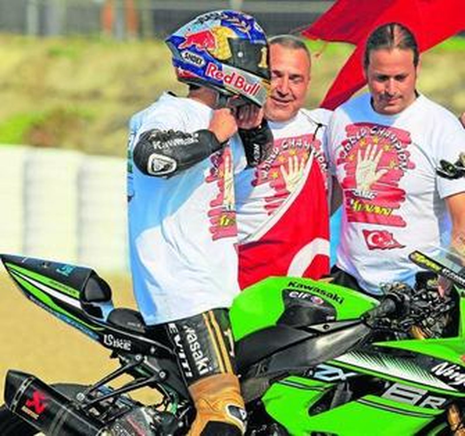 Kenan Sofuoglu, con la camiseta conmemorativa de su quinto título mundial.
