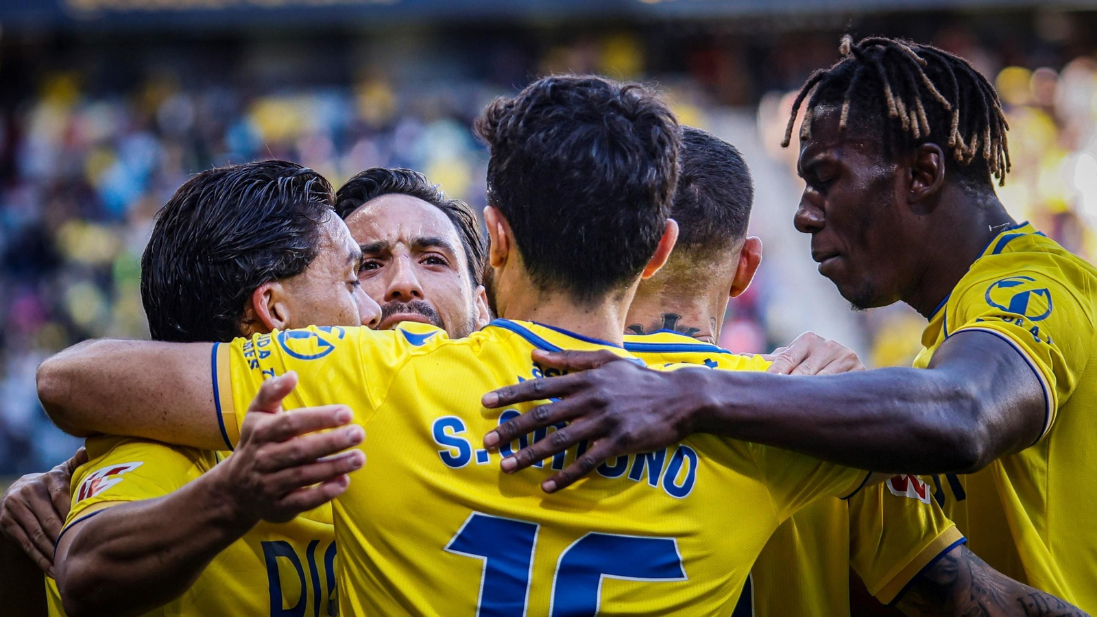 Jugadores del Cádiz CF celebran uno de los goles ante el Racing.