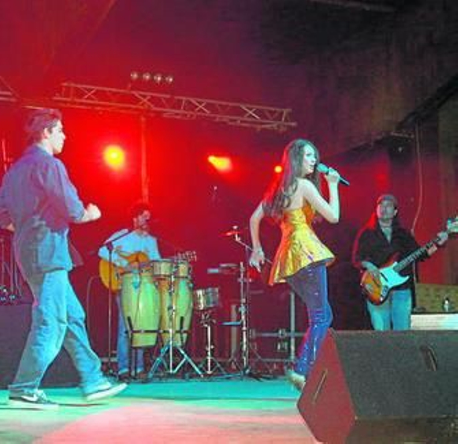 Tatiana durante su actuación en El Ejido.