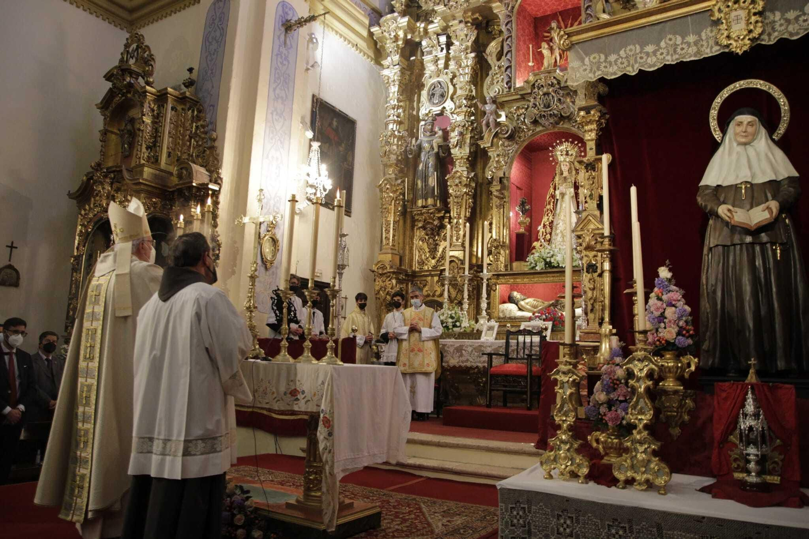 El cardenal Carlos Amigo Vallejo durante la función solemne de bendición de la imagen de Santa Ángela en la iglesia de San Roque de Arahal.