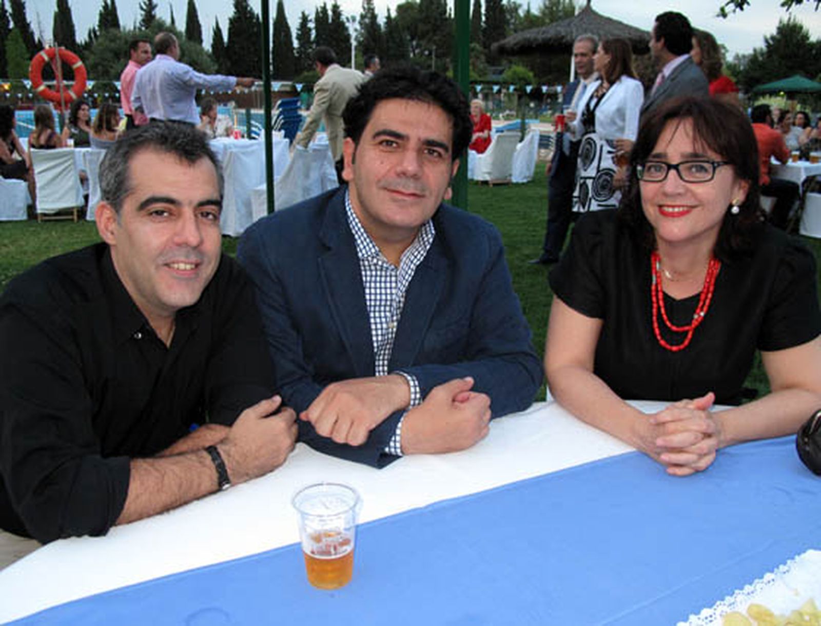 Miguel Ángel Rojano, gerente de la Federación de Autismo de Sevilla, con Gonzalo Rivas y Soledad Jiménez, director y subdirectora de Personas con Discapacidad de la Junta .

Foto: Victoria Ramírez