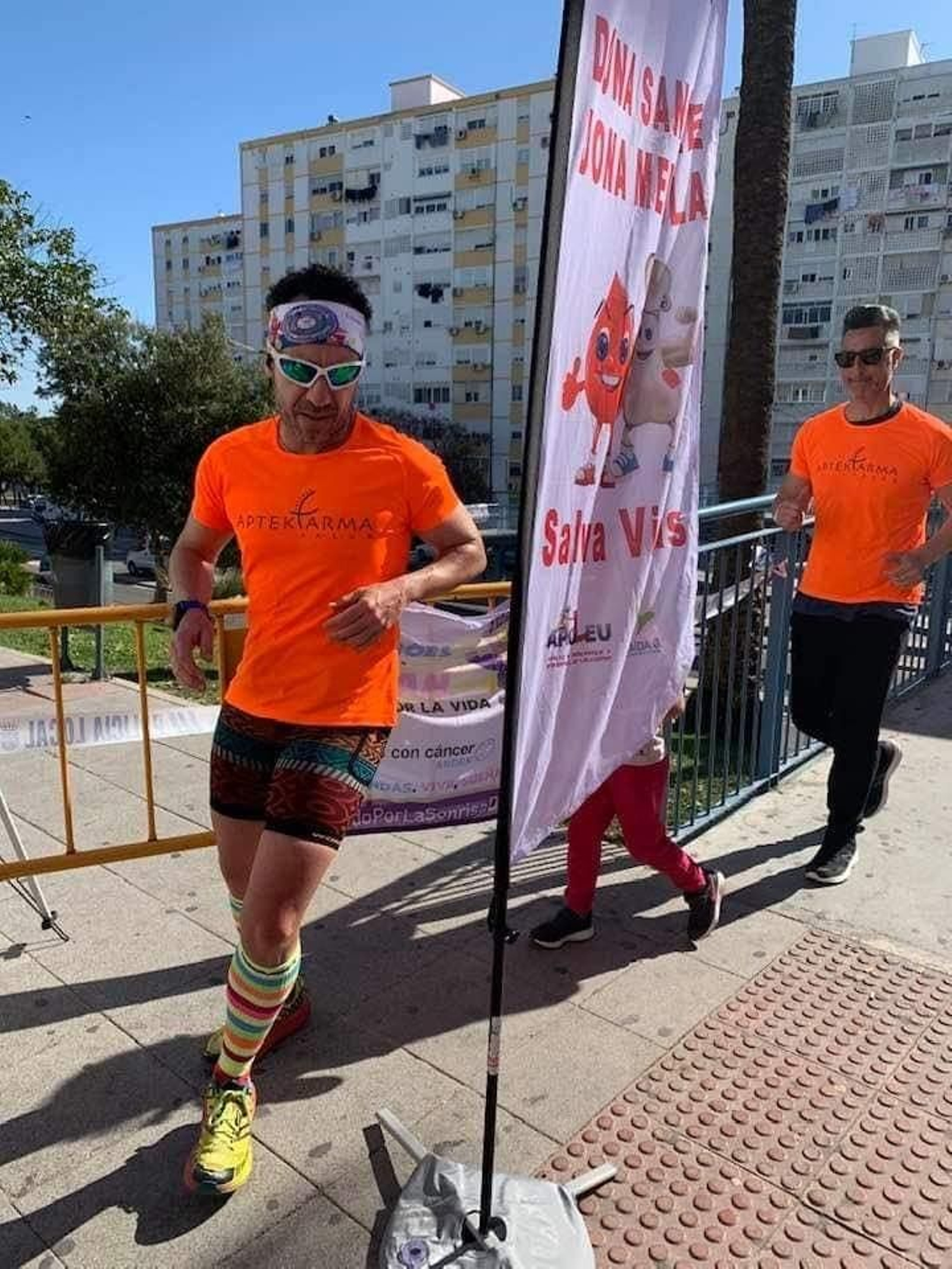 Humberto Otero completa 42 kilómetros por la pasarela azul del hospital