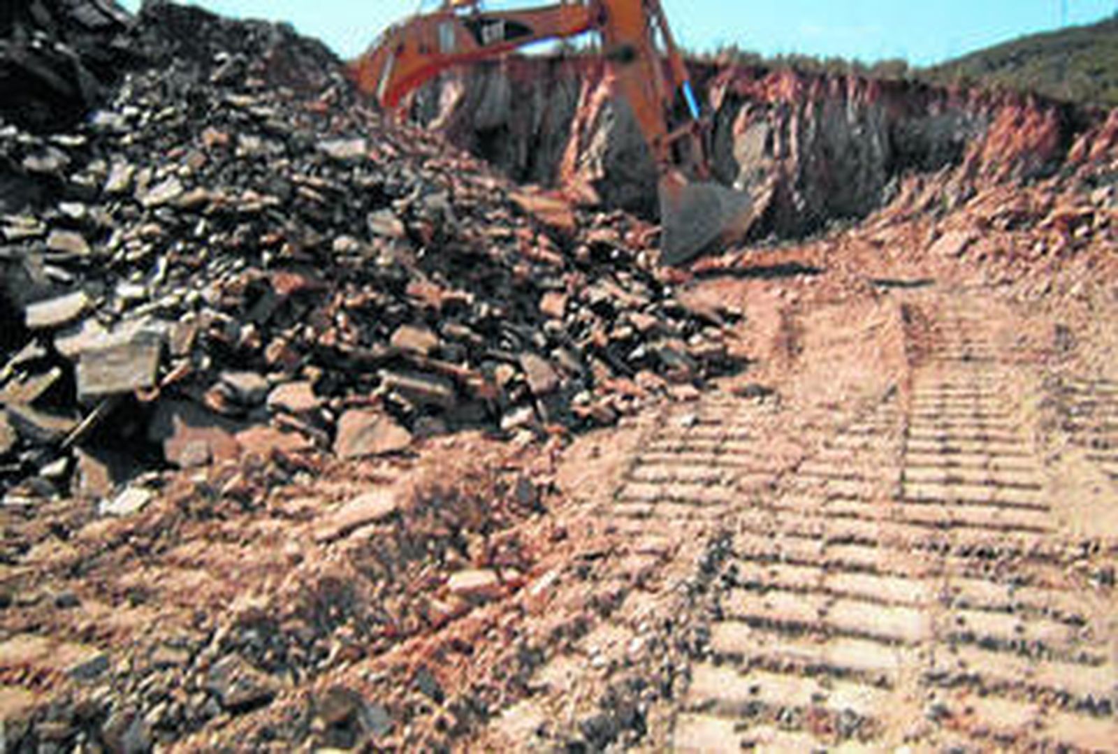 Al fondo, una de las máquinas con la que se está abriendo la zanja.