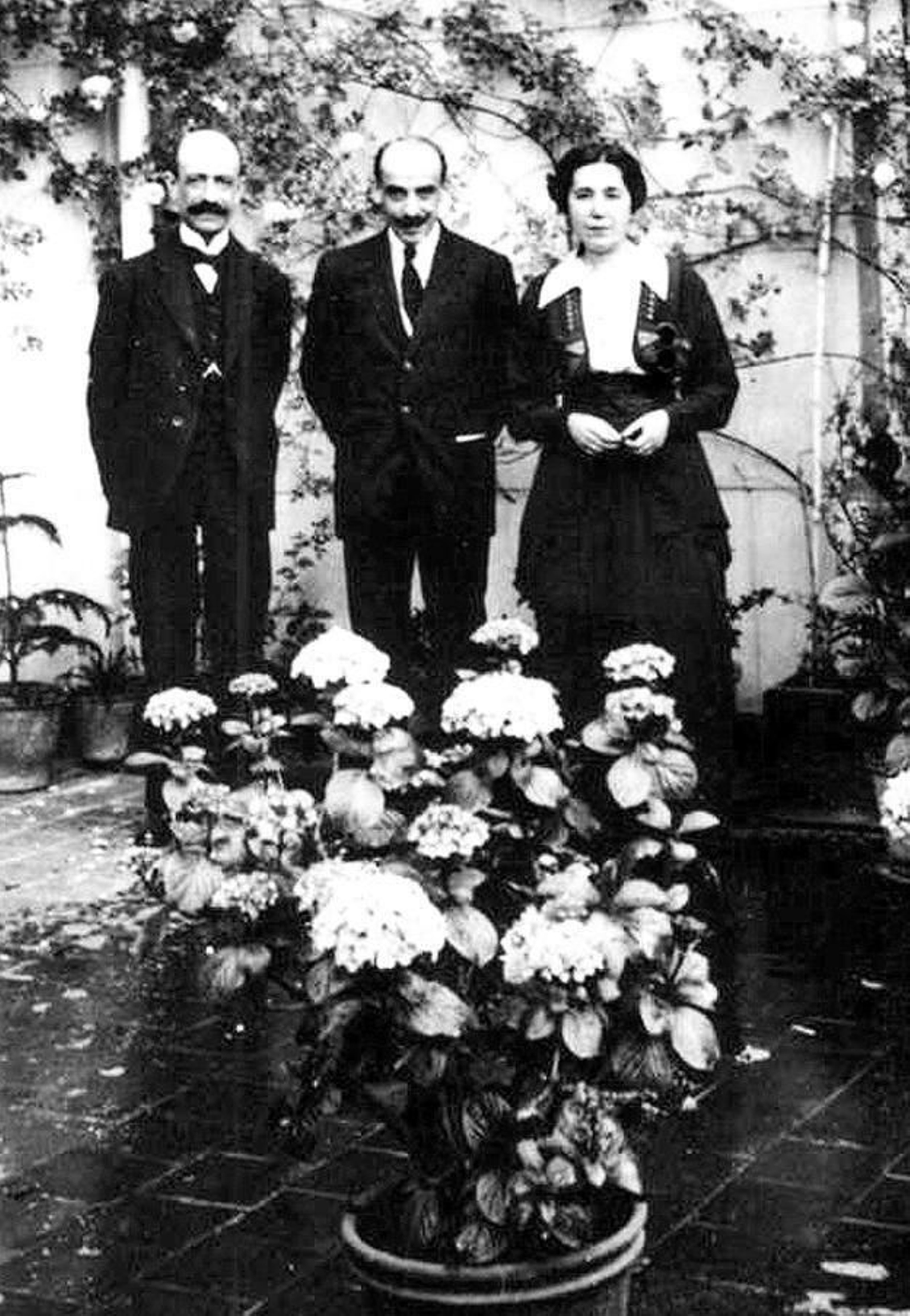 Falla junto a Martínez Sierra y Lejárraga.