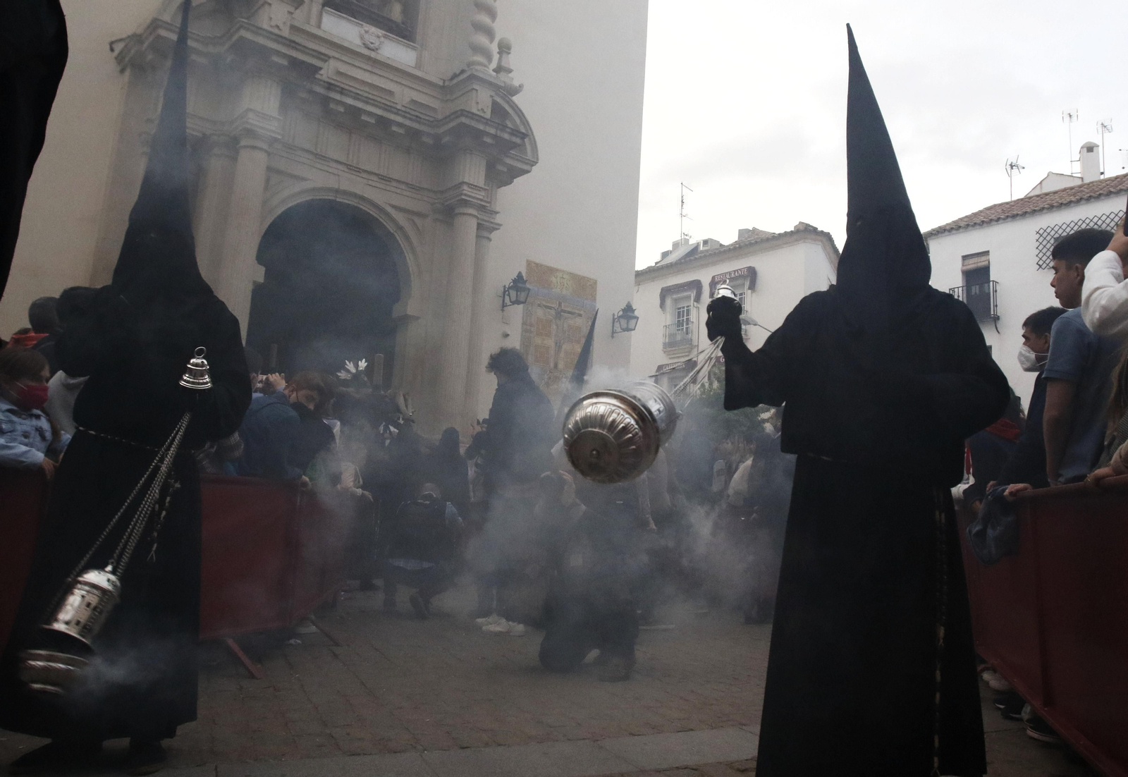 Lunes Santo en Córdoba: Las imágenes de la salida de la hermandad del Vía Crucis