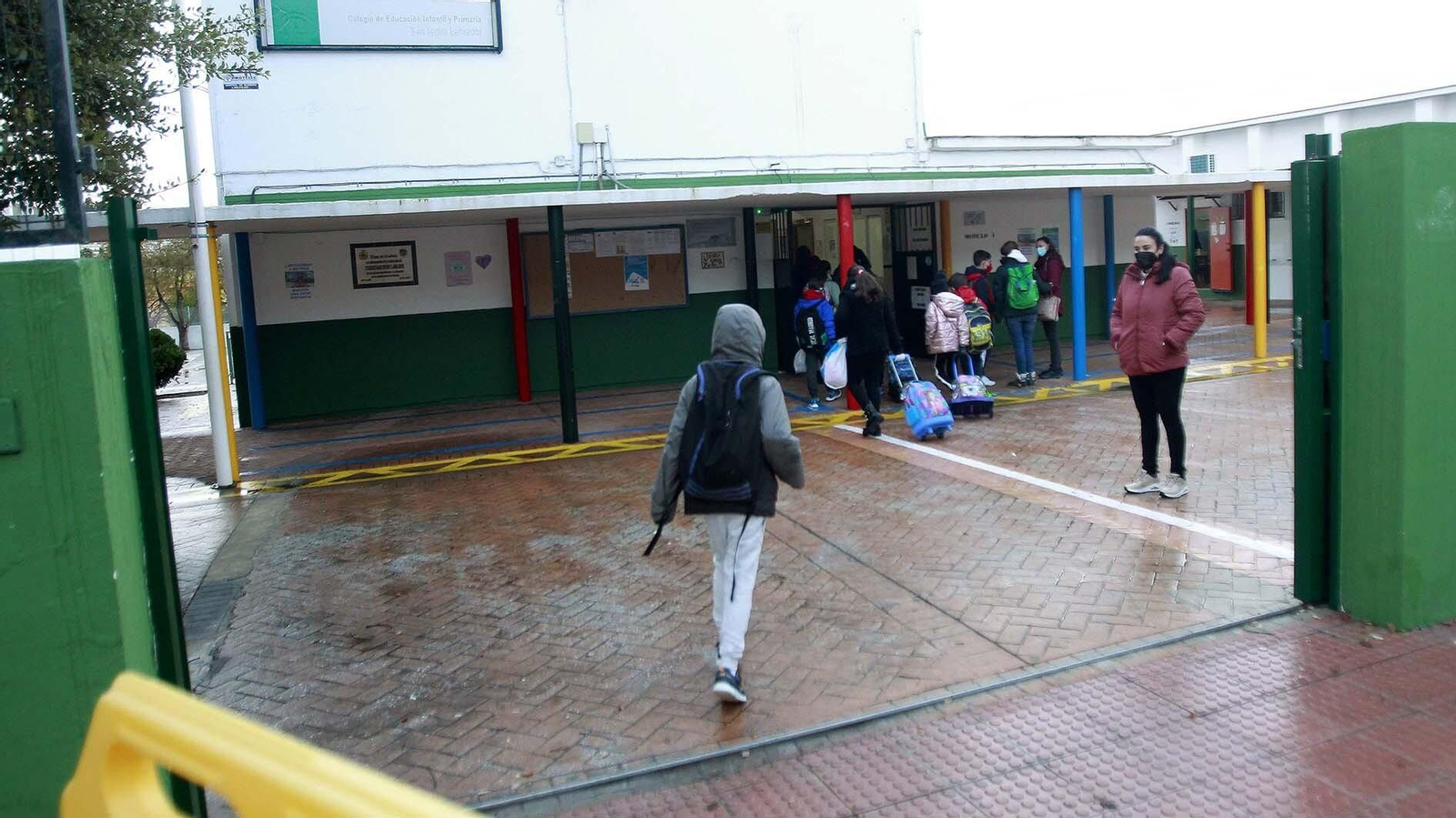 Entrada al colegio San Isidro Labrador en Los Barrios