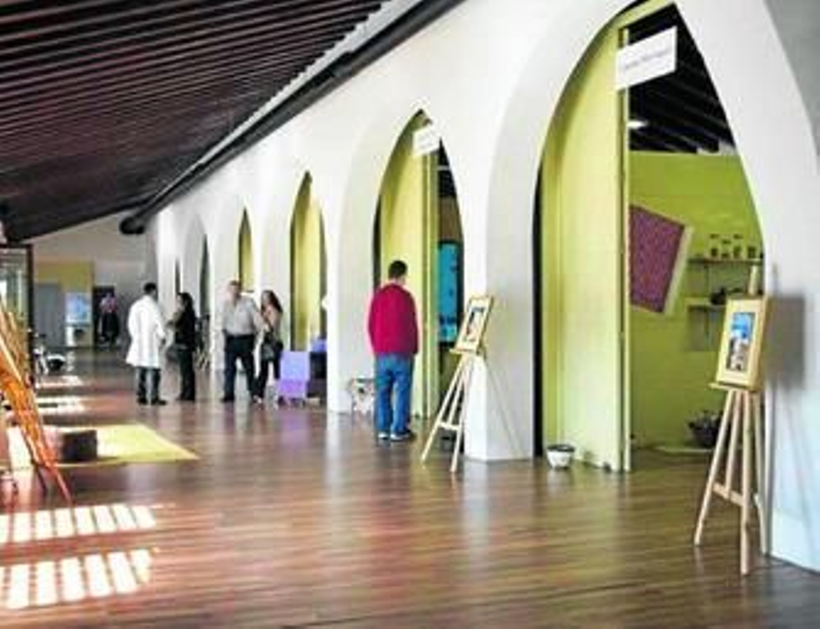 Interior de las instalaciones del Zoco de Artesanía, sito en la plaza Peones.
