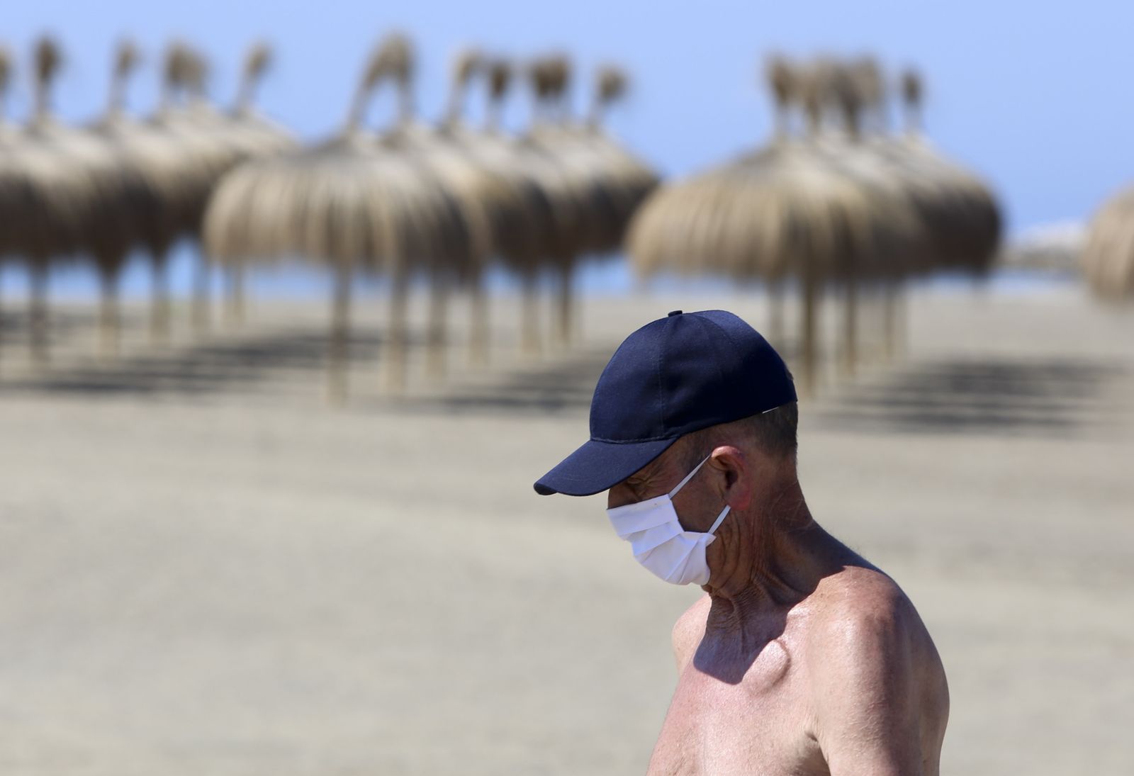 La playa de Huelin, en Málaga capital, en el cuarto día de la fase 1