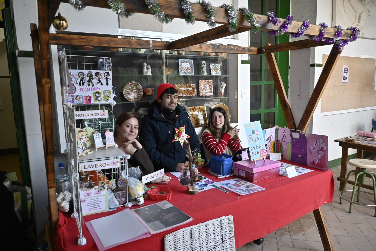 Imágenes del tradicional mercadillo de navidad de la escuela de arte León Ortega