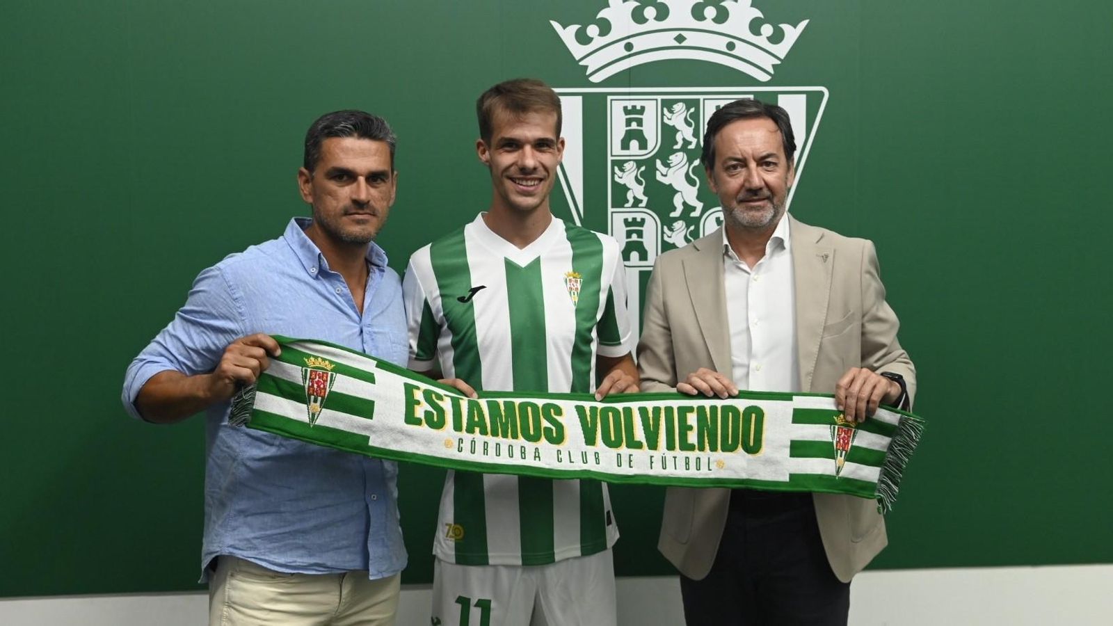Ander Yoldi posa con Juanito y Monterrubio en su presentación con el Córdoba CF.