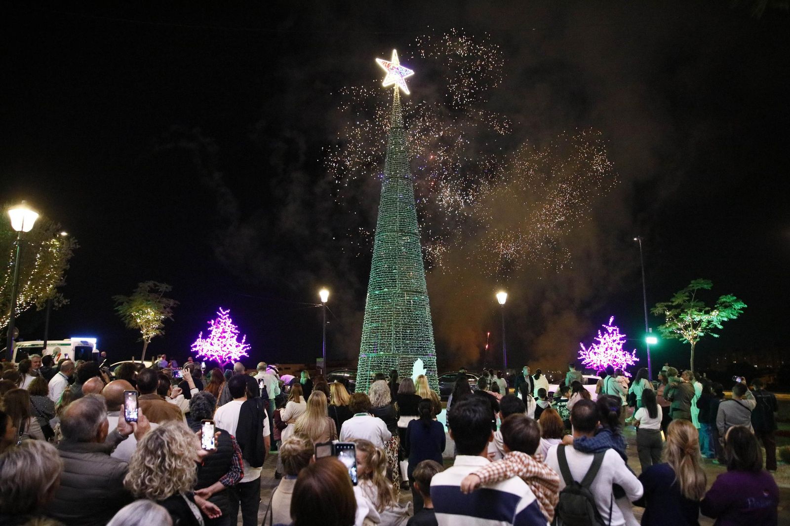 Las imágenes del encendido de la iluminación navideña en el Hospital Torrecárdenas de Almería
