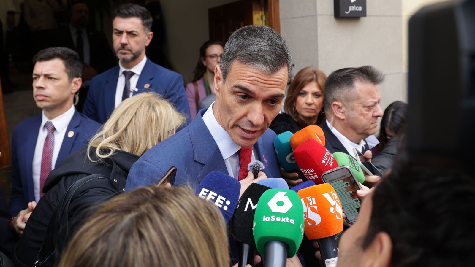 El presidente Pedro Sánchez al salir de la capilla ardiente de Fernando Ónega