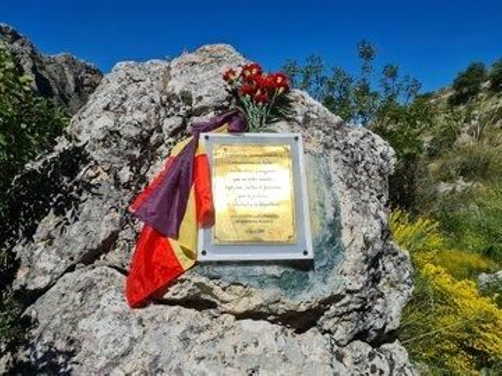 La placa que recuerda la lucha de los maquis