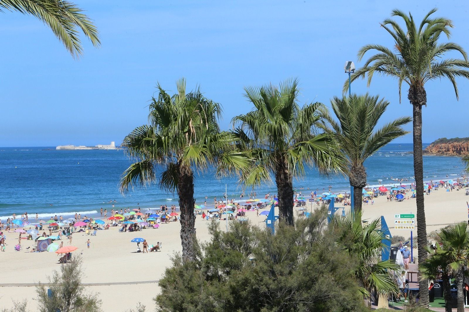 Vista de parte de la playa de La Barrosa, en una imagen de este verano.