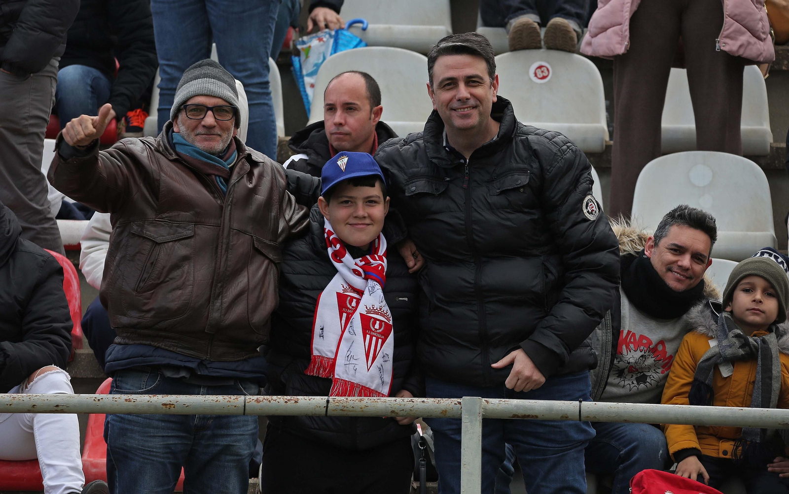 Fotos de la afición durante el Algeciras - Badajoz en el Nuevo Mirador