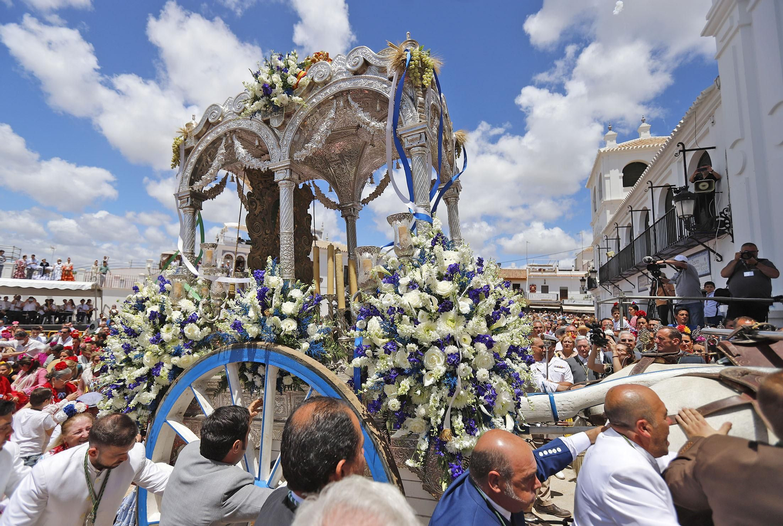 Presentación de la Hermandad de Huelva ante la Blanca Paloma