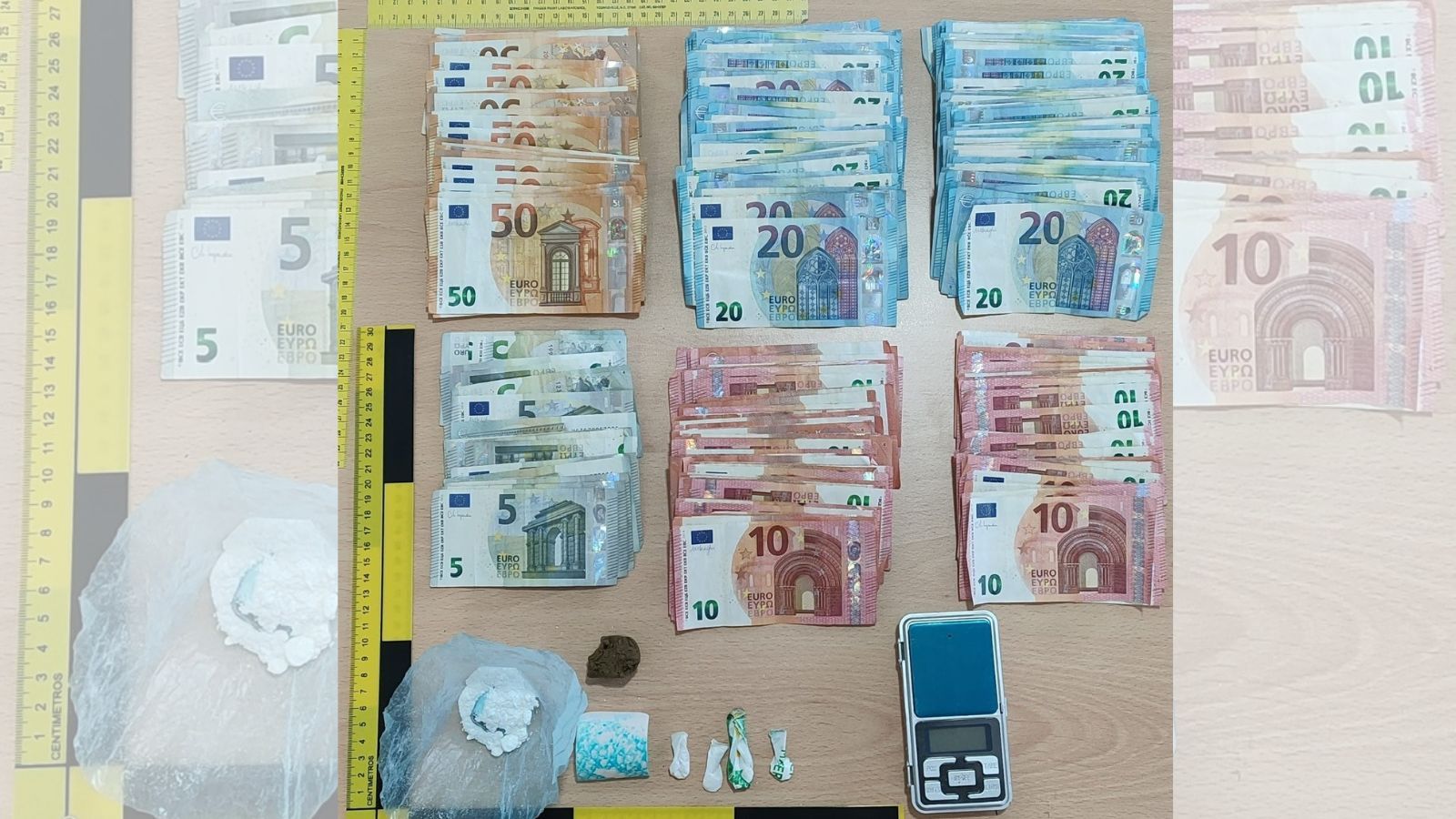 La droga y el dinero intervenidos en el punto de venta desarticulado.