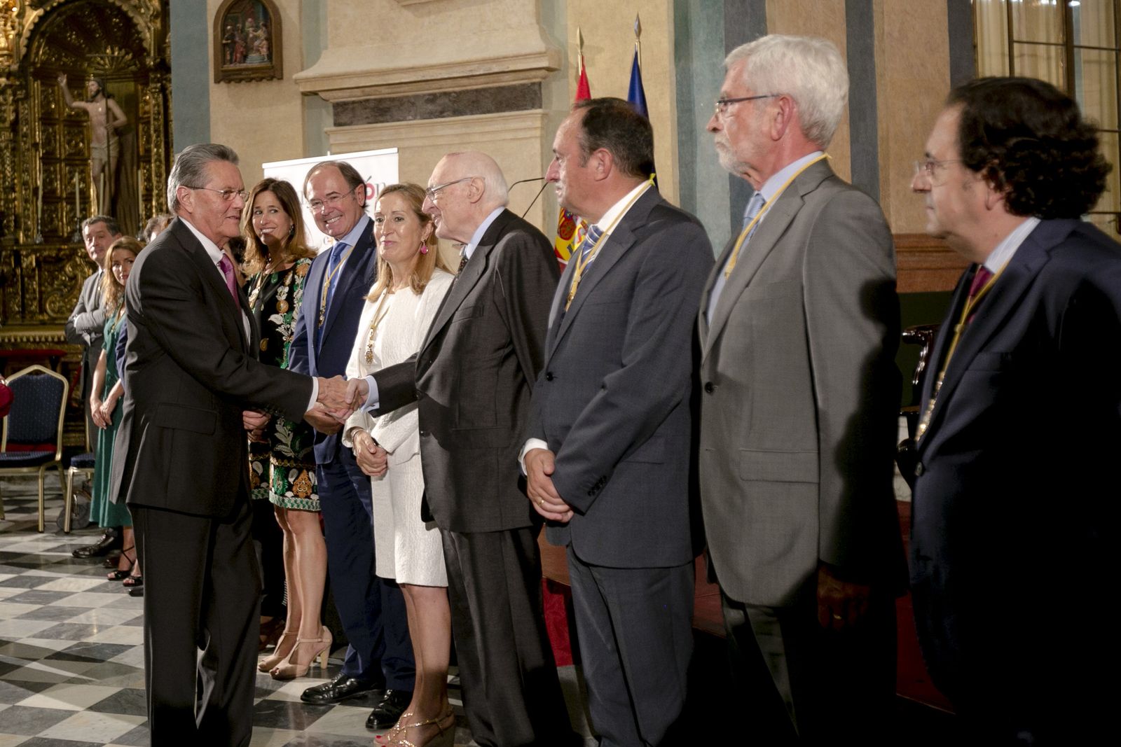 Representantes diplomáticos de la comunidad iberoamericana reciben una distinción conmemorativa