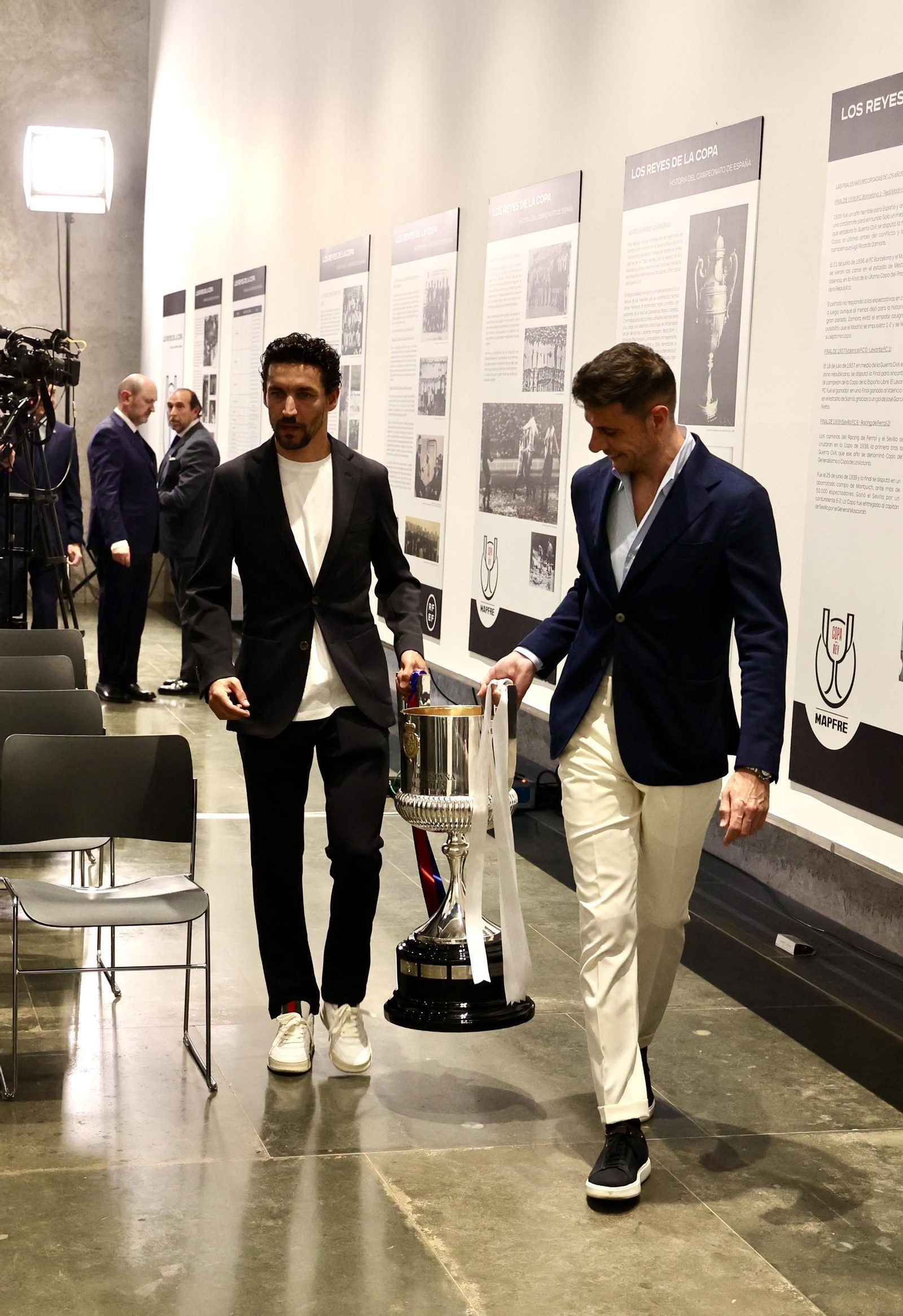 El presidente de la Junta de Andalucía recibe la Copa del Rey e inaugura la exposición "Los reyes de la Copa"