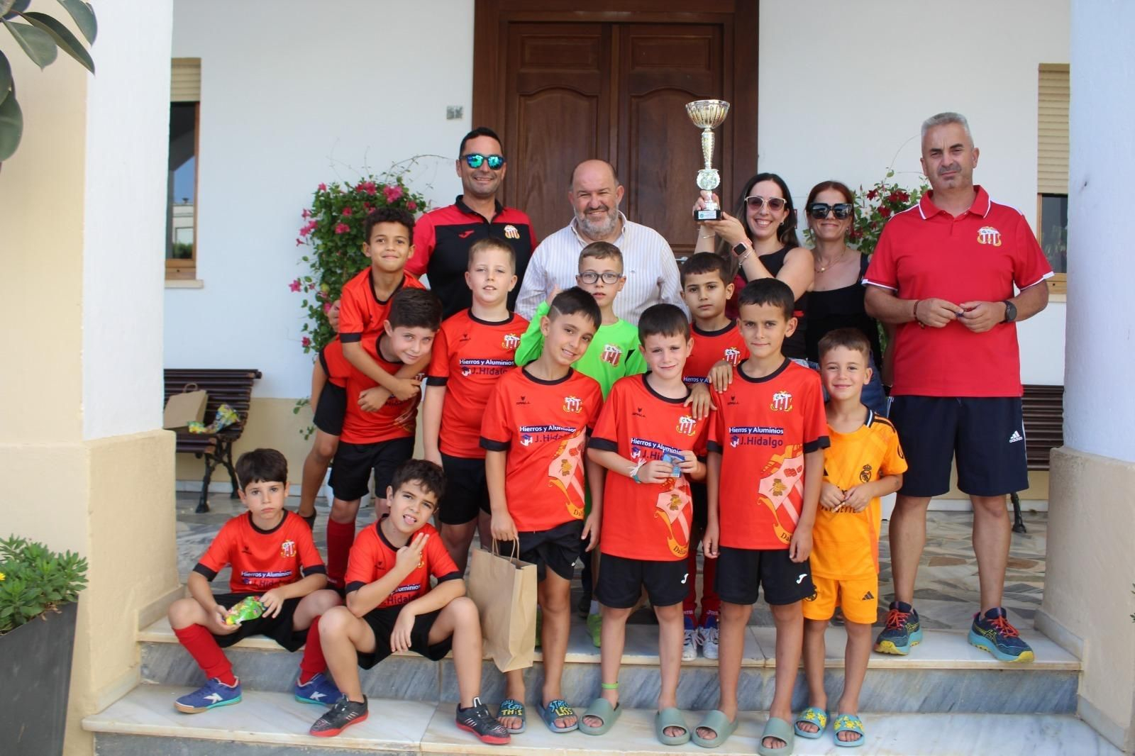 Plantilla del prebenjamín del Dalías Futsal junto al alcalde y concejales de la corporación