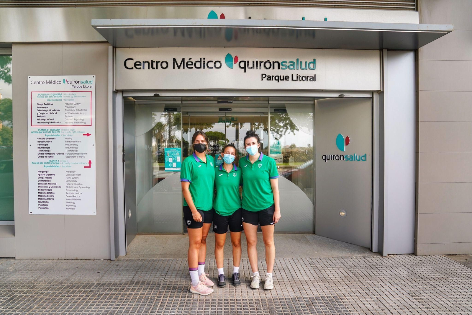 Sofía Arcos, Marta Ortega y María Torreblanca, en la puerta del Hospital QuironSalud. Sofía Arcos, Marta Ortega y María Torreblanca, en la puerta del Hospital QuironSalud.