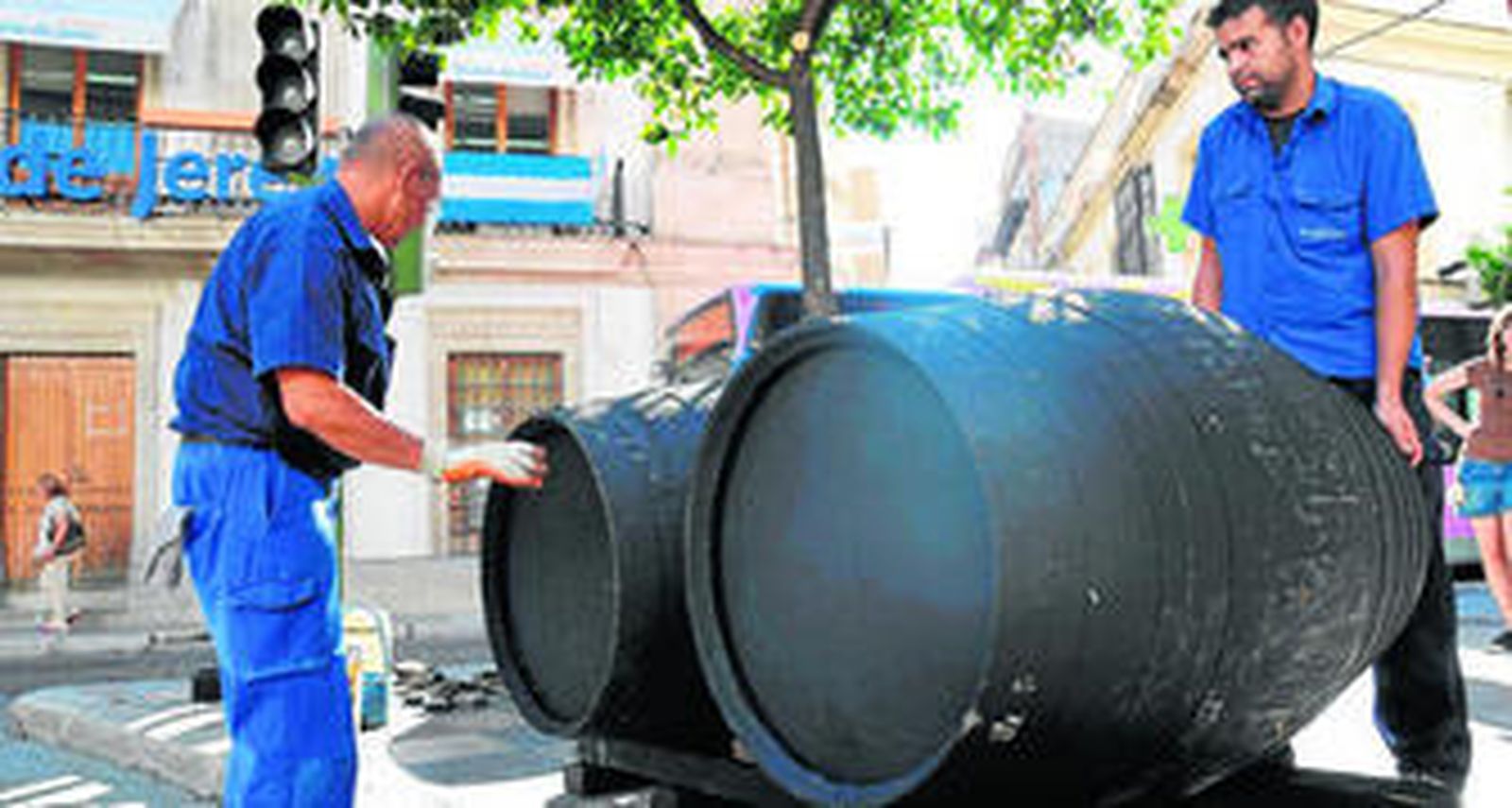 Instalación de una andana decorativa en la Rotonda de los Casinos el pasado lunes.