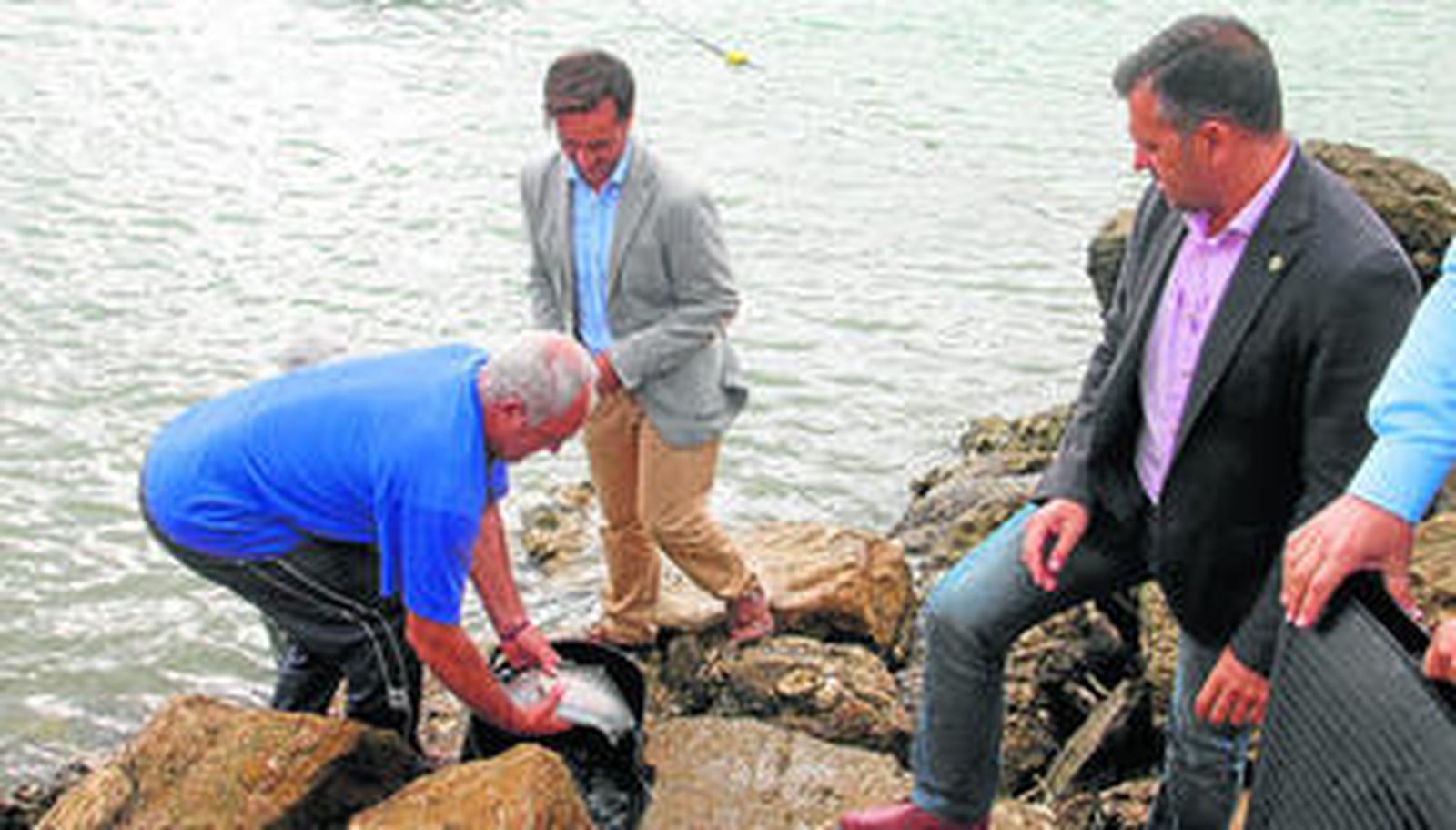 El patrón mayor de la Cofradía de Pescadores junto al delegado de Pesca en una de las sueltas de seriolas en Conil.