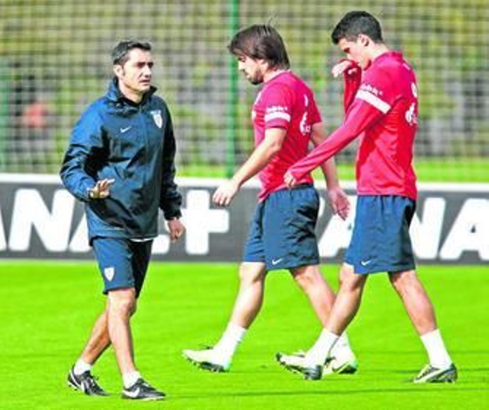 Ernesto Valverde dirige un entrenamiento de su equipo en las instalaciones de Lezama.