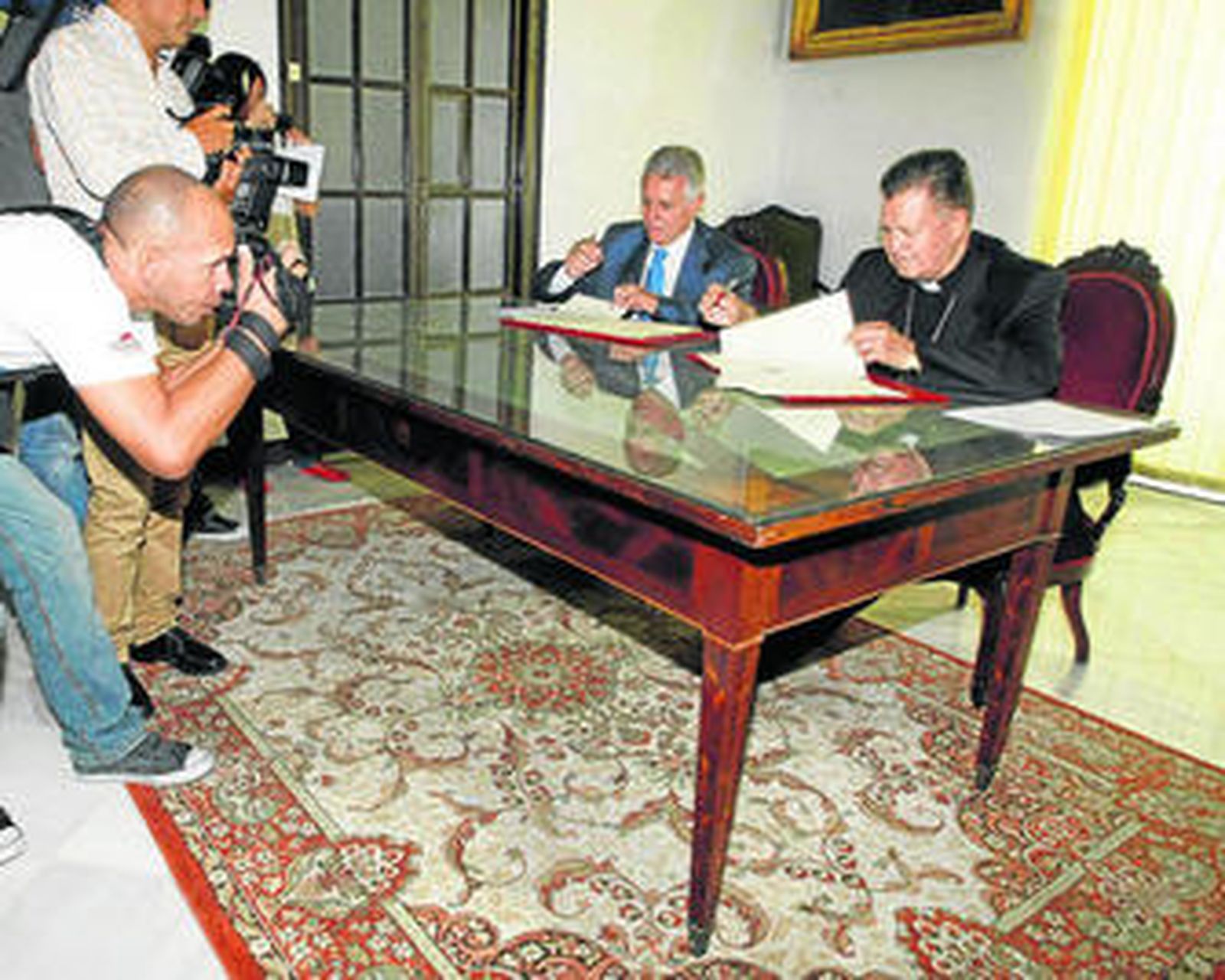 Ceballos y Menacho, firmando el miércoles el convenio de uso del Oratorio durante 2012.