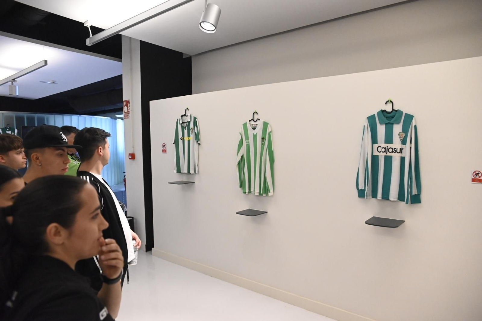 La exposición de camisetas históricas del Córdoba CF, en imágenes